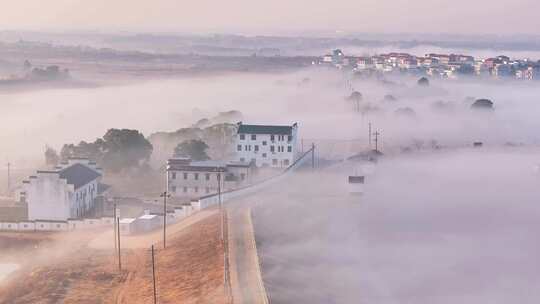 乡村晨雾鸟瞰景象