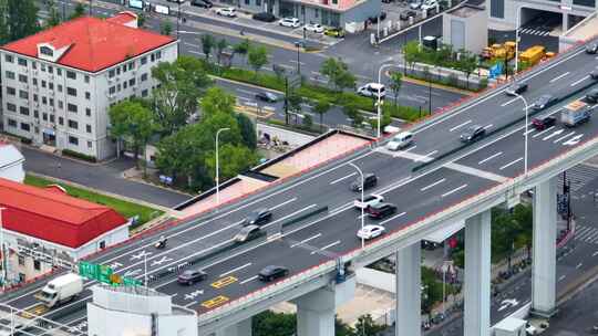 上海市浦东新区杨浦大桥城市车流交通船只船