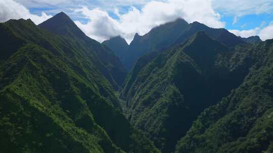 高耸的山峰火山山峰山谷Teahupoo