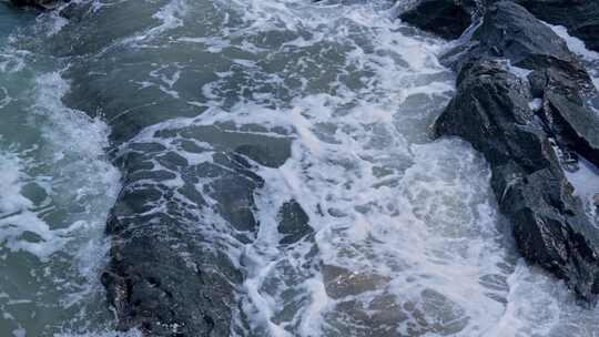 海浪拍打礁石海滩