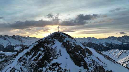 登山者在到达顶峰前的最后几米。视频素材模板下载