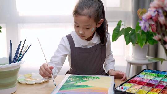 阳光下练习画水粉画的东方女孩视频素材模板下载