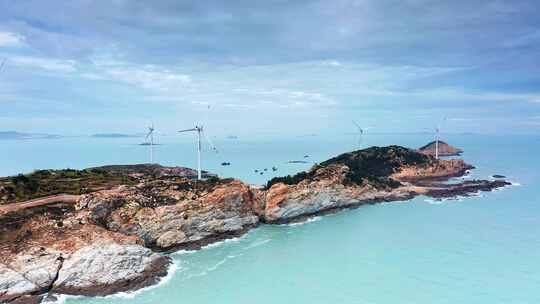 泉州惠安崇武镇 海中的岛屿 海边风力发电