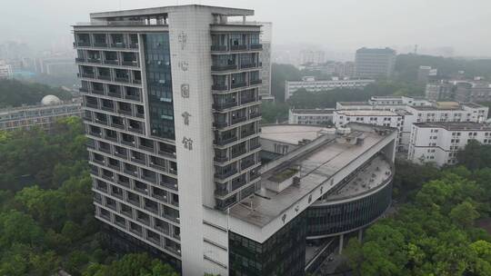 阴雨天气下的重庆西南大学中心图书馆航拍