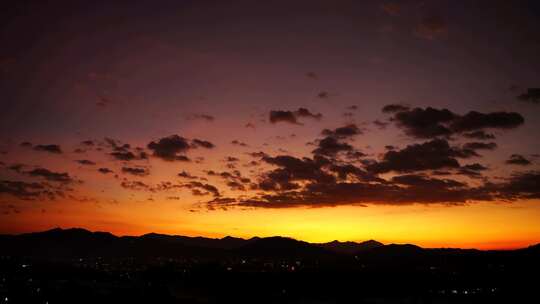 山峰晚霞天黑延时天空夜幕降临黄昏日落余晖