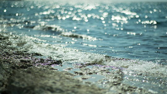 小浪花拍打海岸