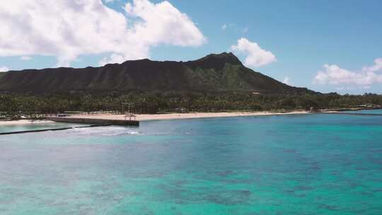 实拍的沙滩海岸美景