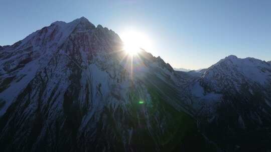 航拍雅拉雪山