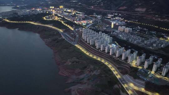 傍晚湖泊边小城夜景