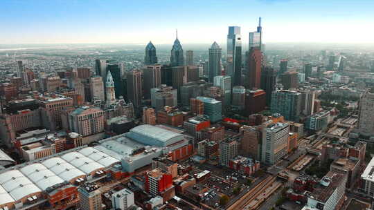 费城市中心，拥有辉煌的摩天大楼。从顶部看