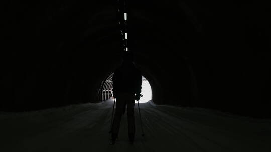 在隧道里滑雪