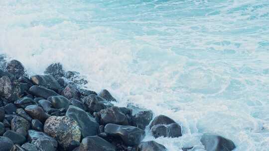 水波冲向海边的鹅卵石，静态特写慢动作