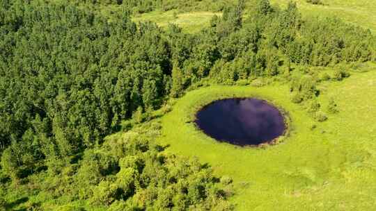 森林深处的圆形湖