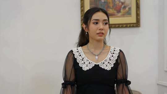 室内女性着装展示