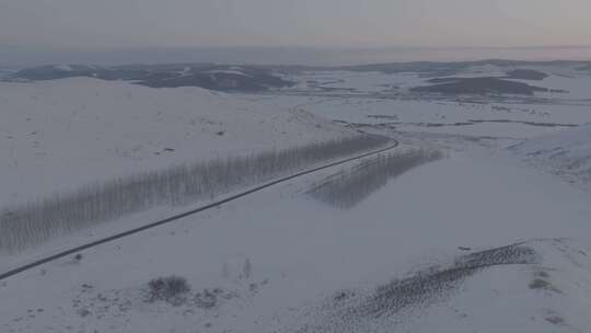 航拍牙克石公路到周边的皑皑白雪的草原