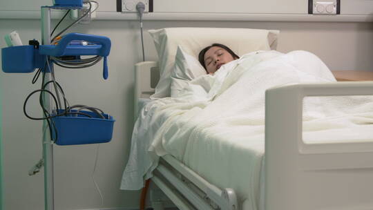 病人睡在病床上视频素材模板下载