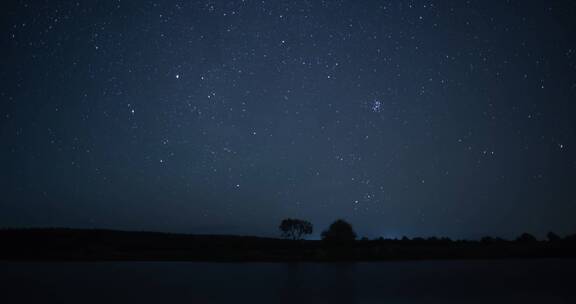 延时拍摄夜空中的星星