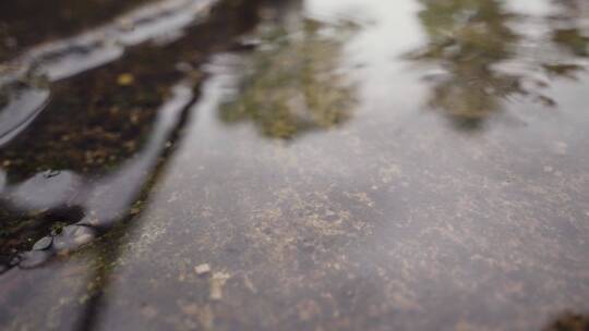 下雨积水路边水沟积水地面视频素材模板下载