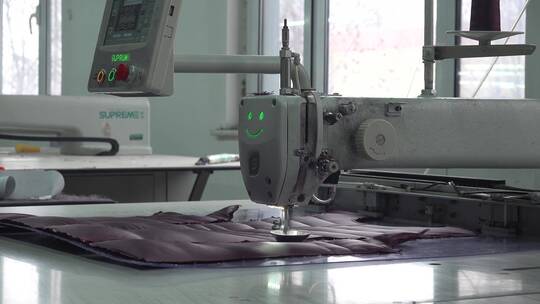 服装厂制衣厂机械化缝纫衣服2视频素材模板下载