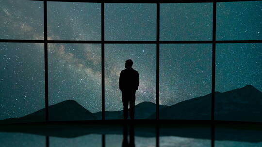 站在星空背景下的男人