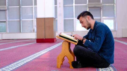 穆斯林男子在清真寺背诵古兰经视频素材模板下载