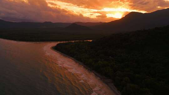 灾难角丹特里河雨林完美的热带日落海滩。澳