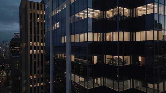 哈利法克斯市中心公司办公室特写照明之夜的