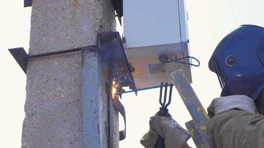 工人在混凝土支架上进行焊接工作视频素材模板下载