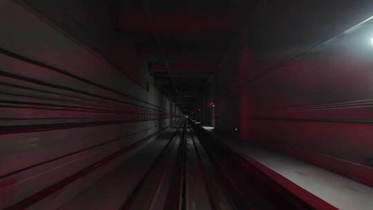 地铁隧道内轨道行驶画面