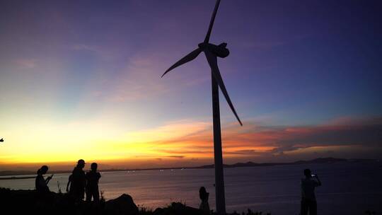 唯美风车海边傍晚夕阳晚霞泉州风车岛风车视频素材模板下载