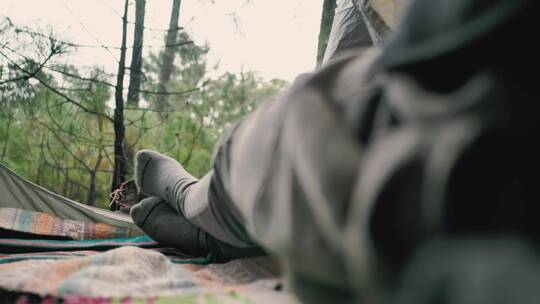 一个把脚放在帐篷里休息的人视频素材模板下载