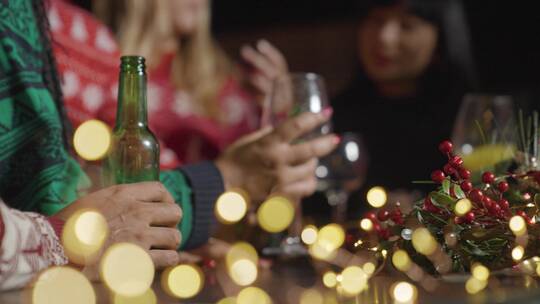 圣诞庆祝期间朋友们举杯庆祝的低角度镜头