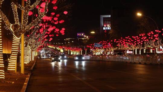 春节期间城市街道上挂满了红灯笼