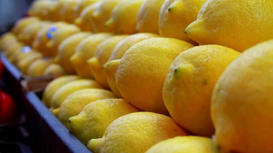 市场上摆放整齐的新鲜柠檬
