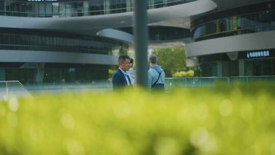 写字楼外人物交流场景