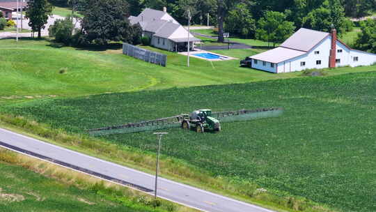 拖拉机在农田农机作业中喷洒农药肥料视频素材模板下载