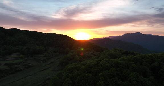 4K草原日出延时风景摄影逆光建筑红色朝霞