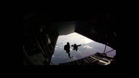 伞兵从飞机上跳下视频素材模板下载