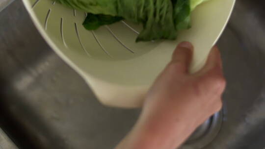 女人在厨房洗青菜视频素材模板下载