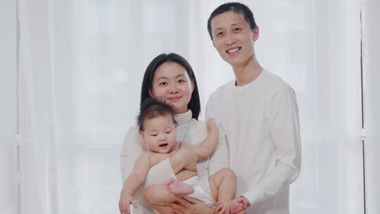 温馨幸福一家人—举起婴儿—亲吻婴儿视频素材模板下载