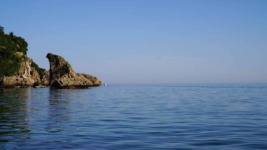 实拍风平浪静的海面