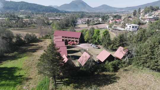 墨西哥农村地区壮丽木屋小屋的轨道拍摄