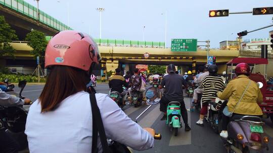 马路上骑电单车 骑行第一人称视角 街景