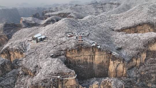 航拍焦作云台山峰林峡山脉冬季雾凇雪景