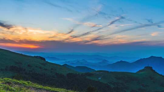 夏季绿色高山草甸群山日落夕阳风光