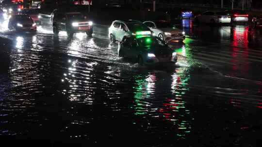 城市下雨道路积水夜间行车下降1