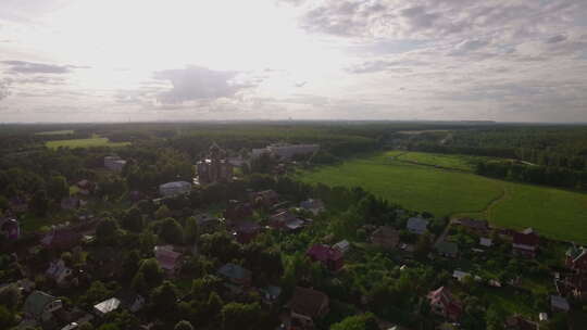俄罗斯卢基诺阿森松大教堂村庄鸟瞰图