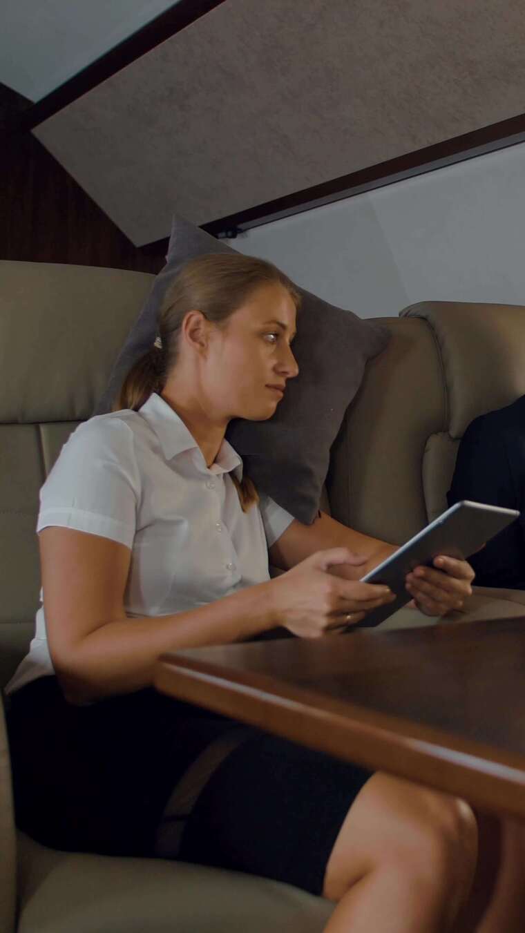 富有的同事垂直讨论豪华飞机内部的业务