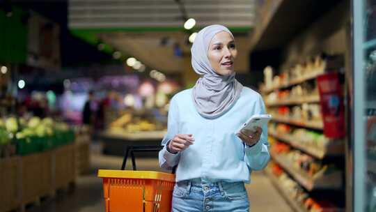 戴头巾的年轻穆斯林妇女买家客户使用智能手视频素材模板下载