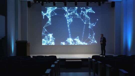 舞台上商人进行科技主题演讲